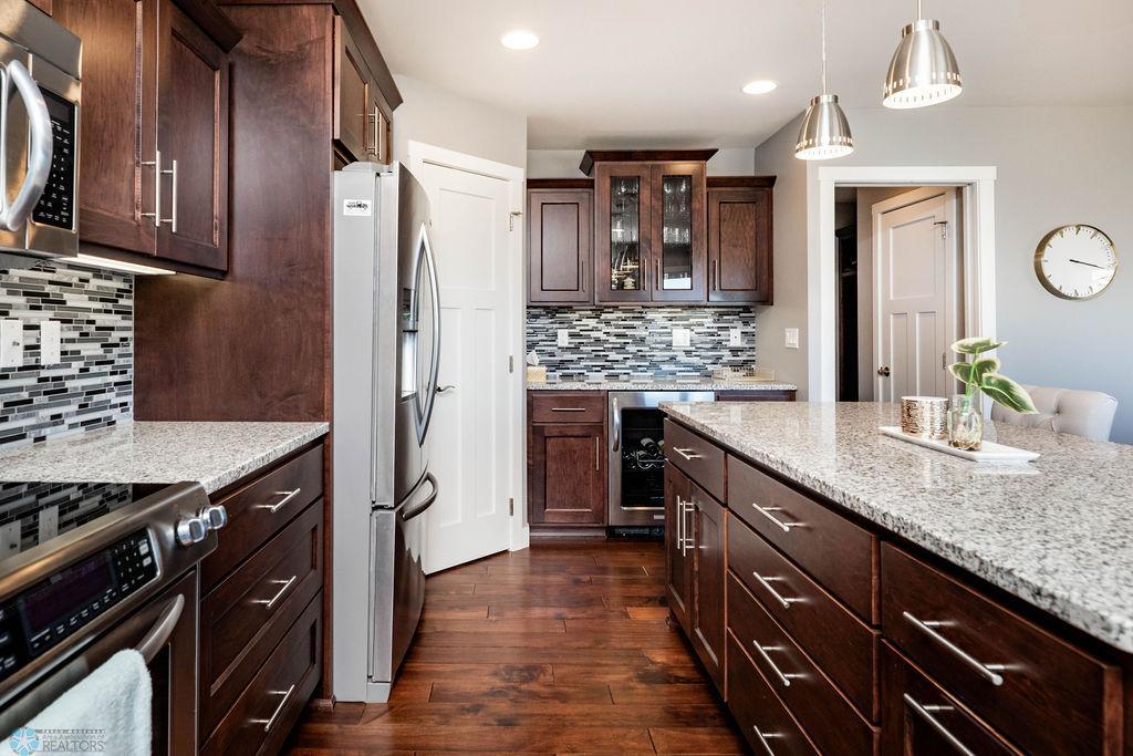 Beautiful Kitchen with alot of Storage Space