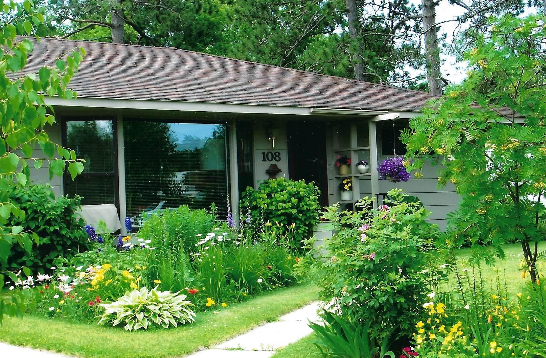 front perennial gardens.jpg