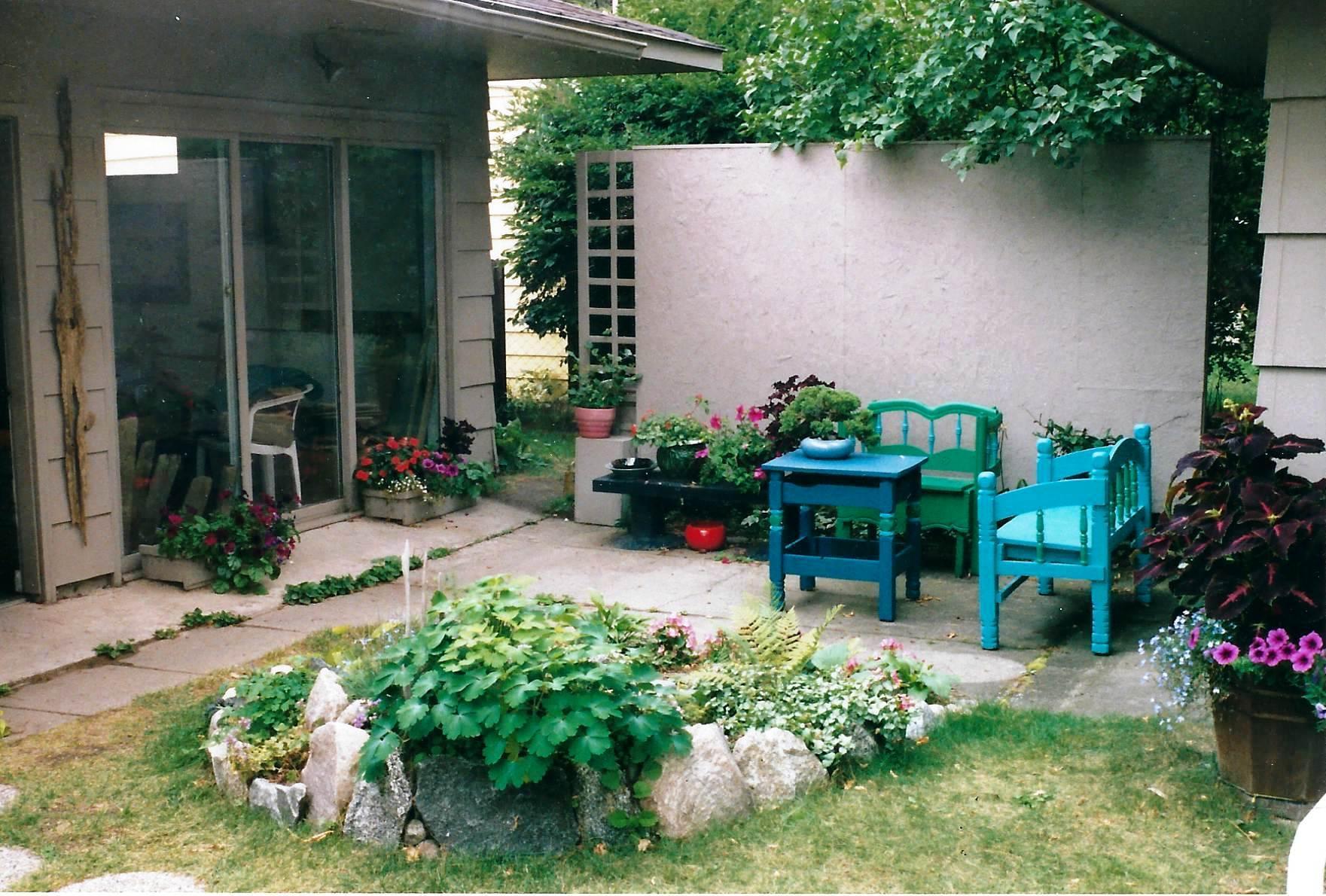 rock garden and patio between the two garages.jpg