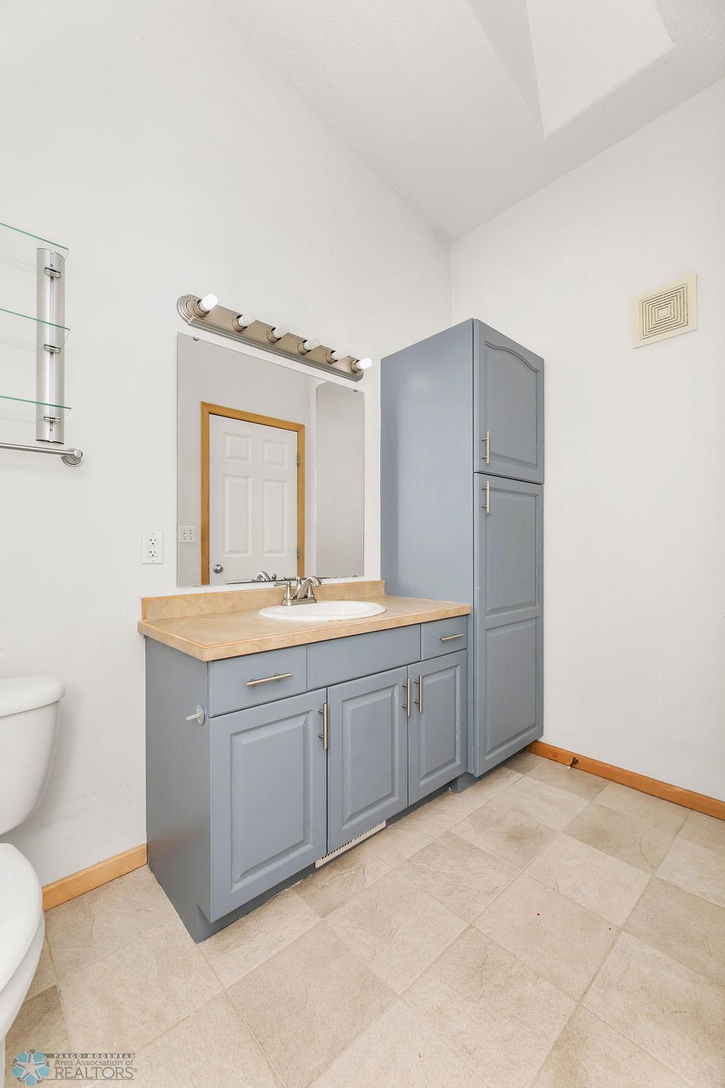 Upper level bath-connected to Primary bdrm