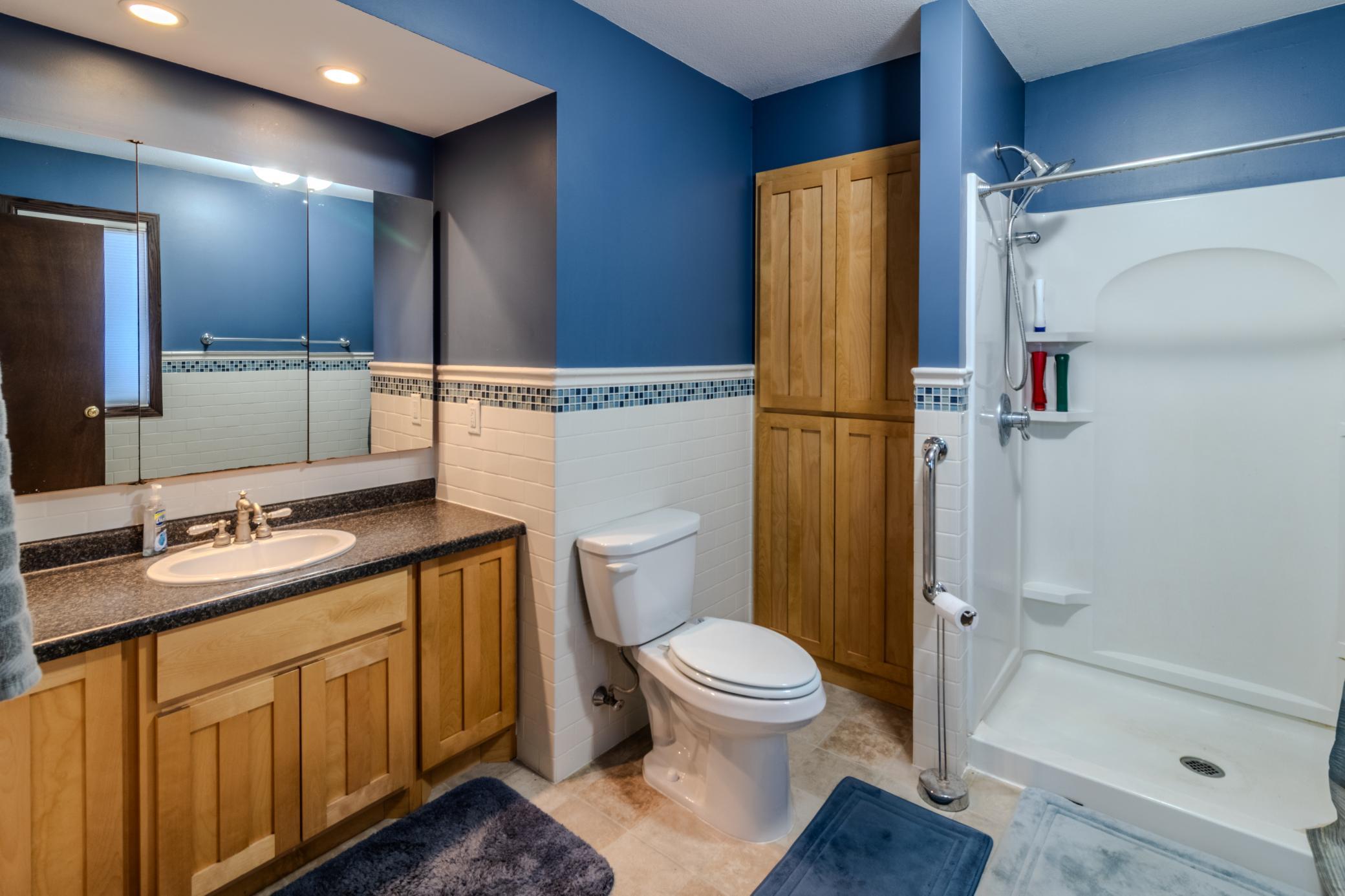 Main level 3/4 bath