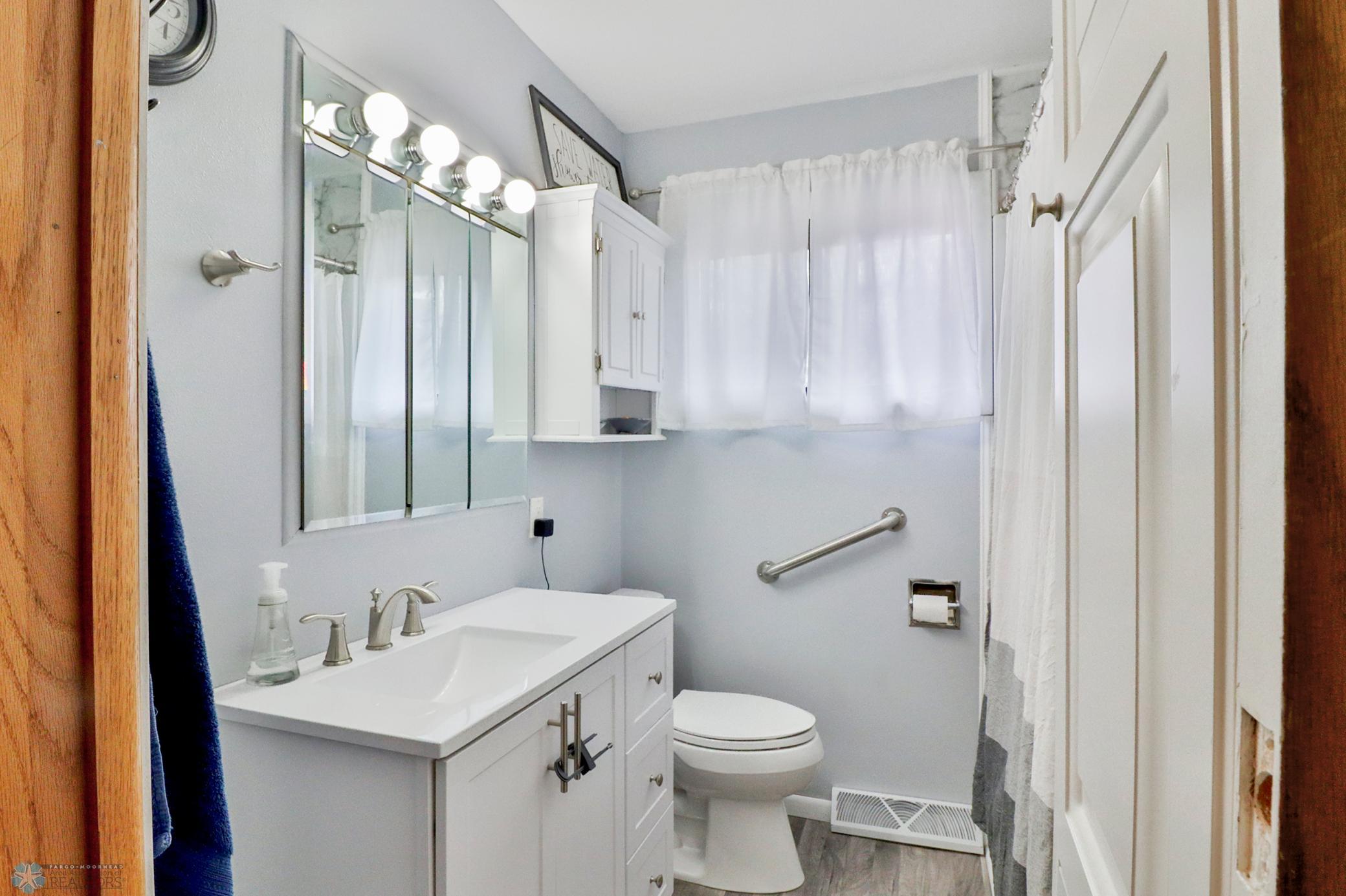 Bathroom1_1.JPG