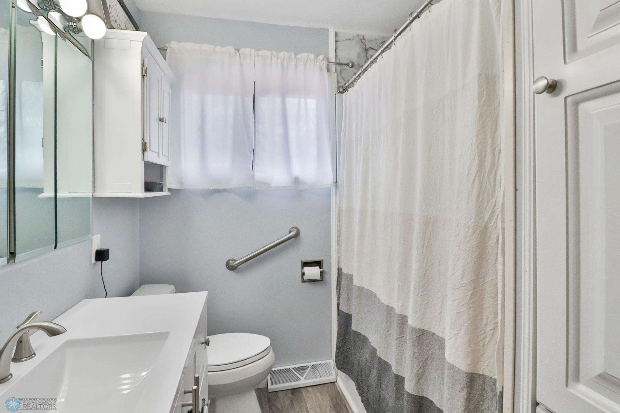 Bathroom1_2.JPG
