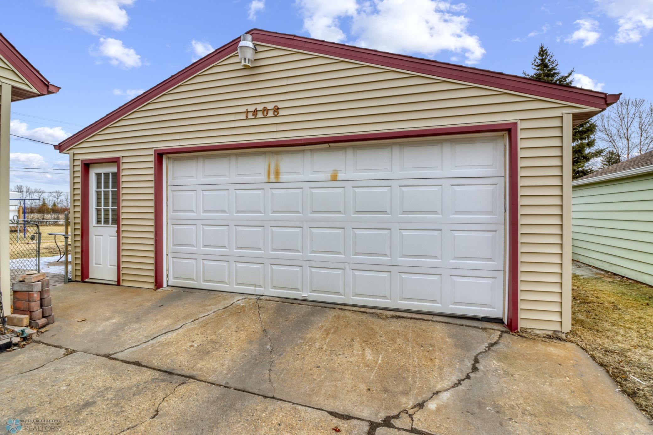 Garage1_1.JPG