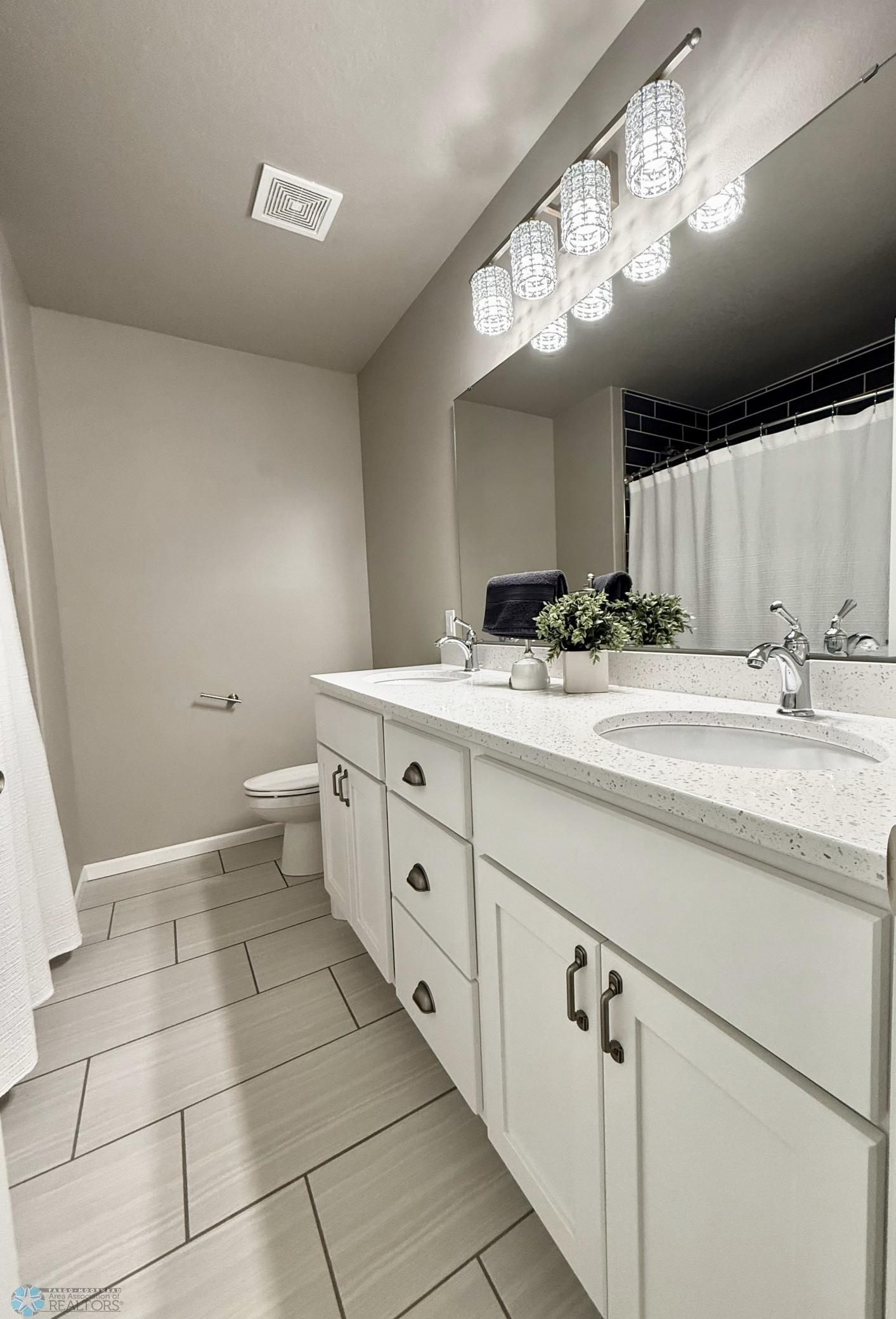 nice detail in master bath double sink quartz tops.jpeg