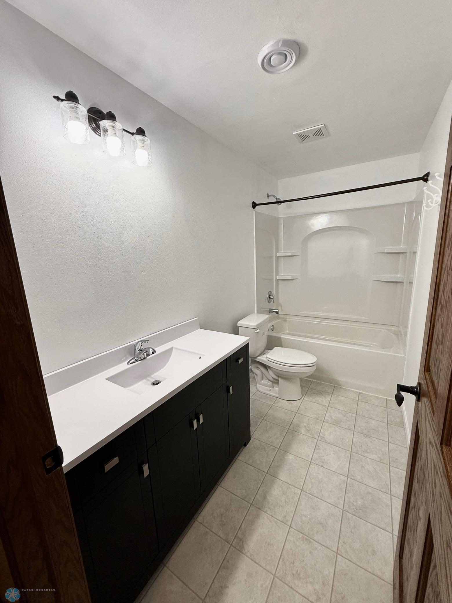 full view of lower bath with tub.jpeg