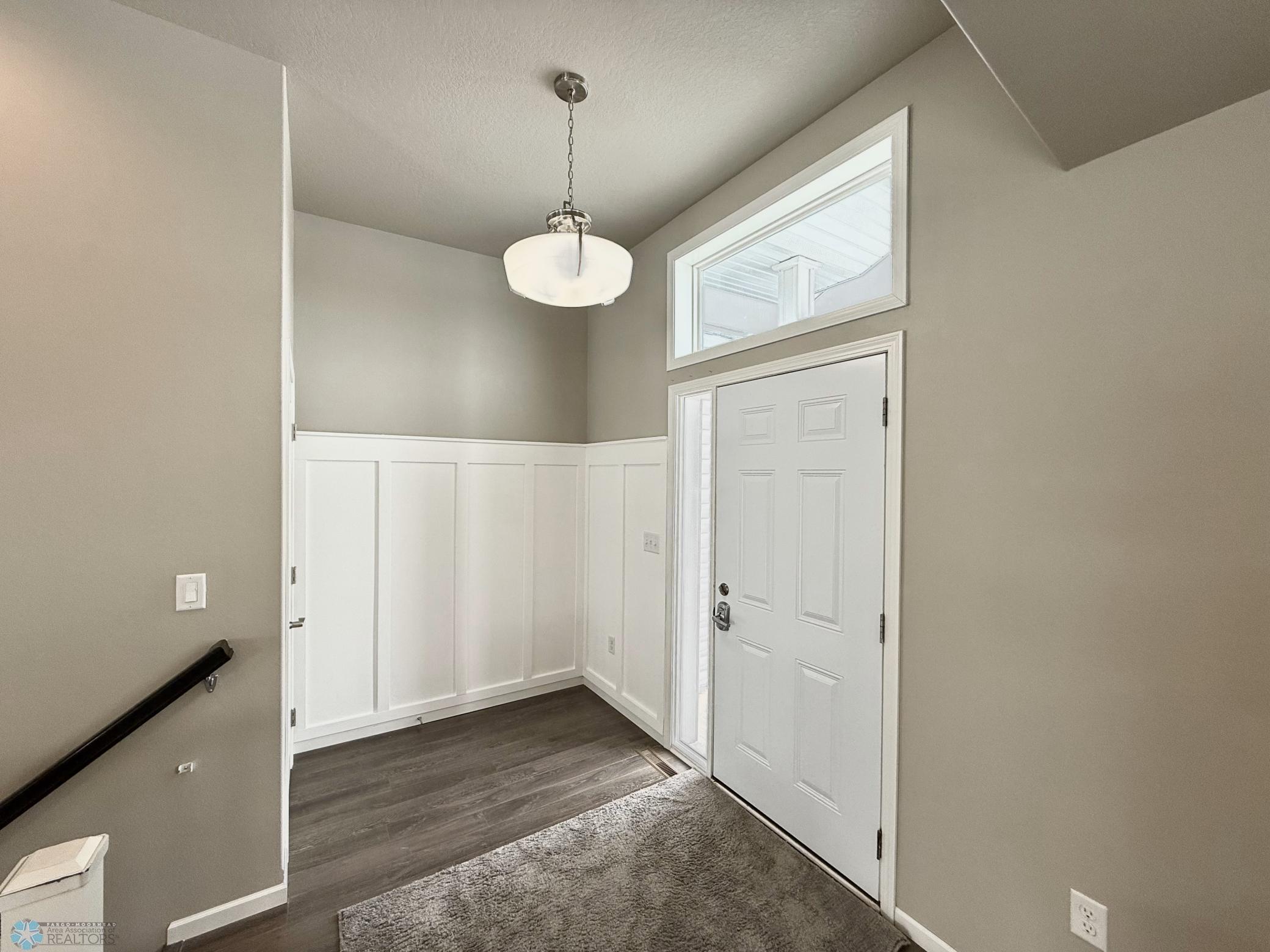 transom window in foyer .jpeg