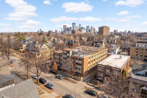 Dynamite central location between Lake of the Isles and downtown Minneapolis. Walk to Loring Park or the Chain of Lakes
