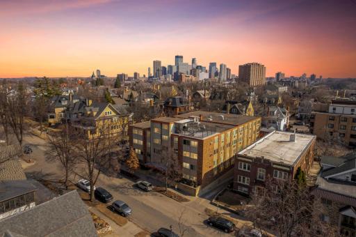 Welcome to Kenwood Hills Condos. Dynamite central location between Lake of the Isles and downtown Minneapolis. Walk to Loring Park or the Chain of Lakes