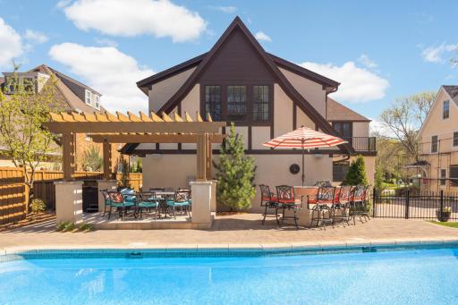 Outdoor kitchen with built in grill, beverage refrigerator and 6-seater bar!