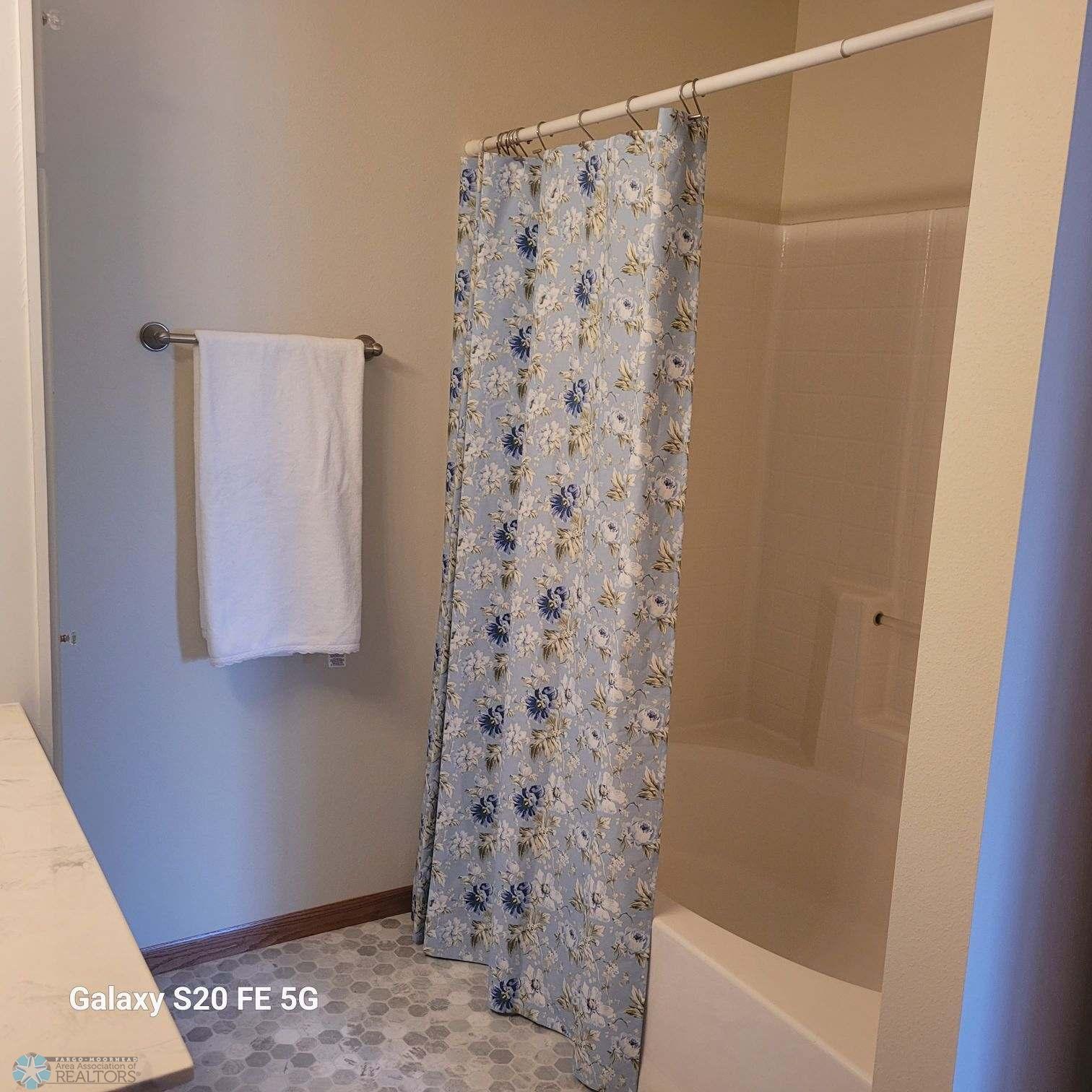 Upper Full Bath-Garden Tub
