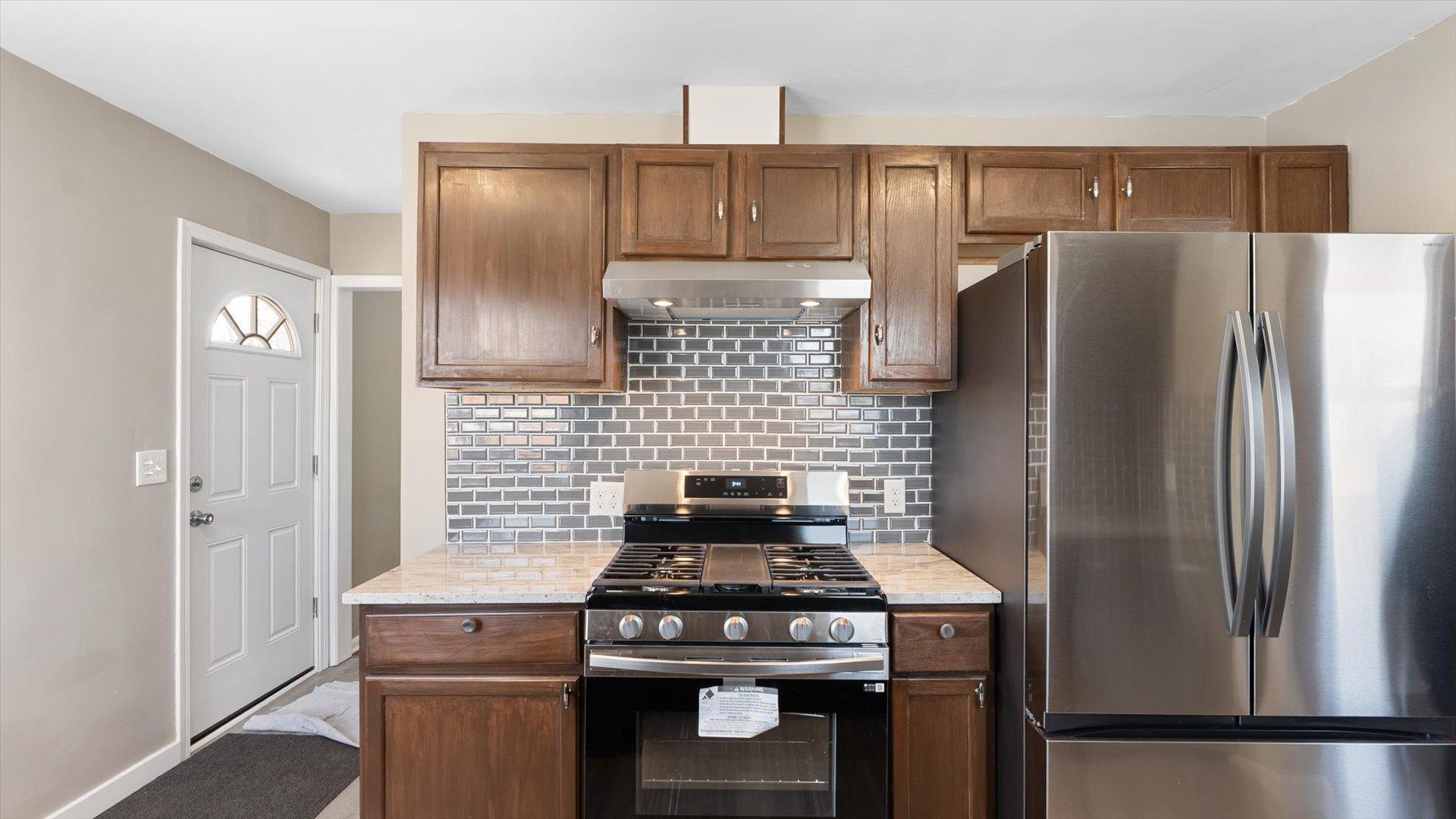 Gas Range w/ Hood Vent