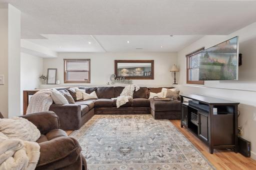 3233 Camelot Drive, Woodbury, MN 55125