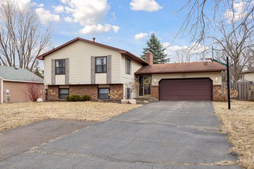 3233 Camelot Drive, Woodbury, MN 55125