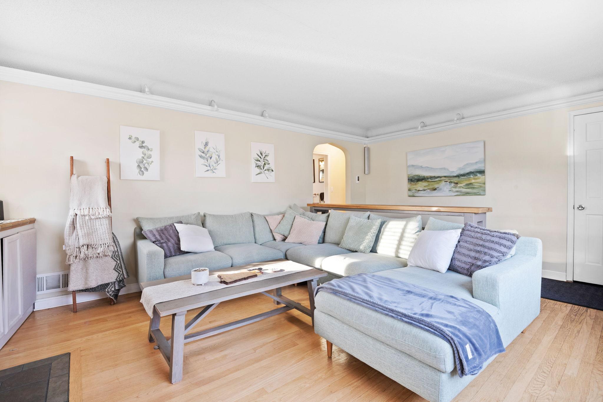 18-web-or-mls-3201 41st Ave S -18.jpg