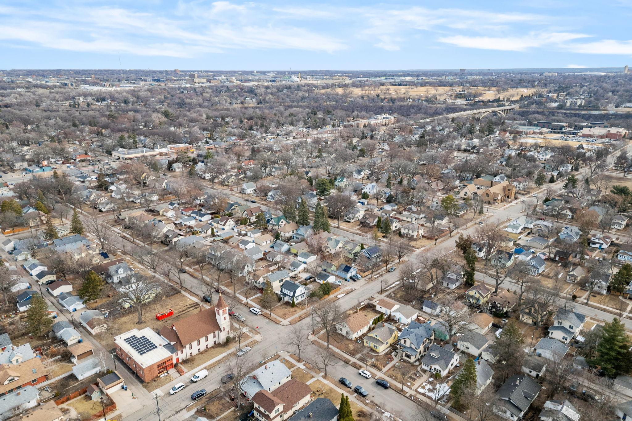 8-web-or-mls-3201 41st Ave S -8.jpg