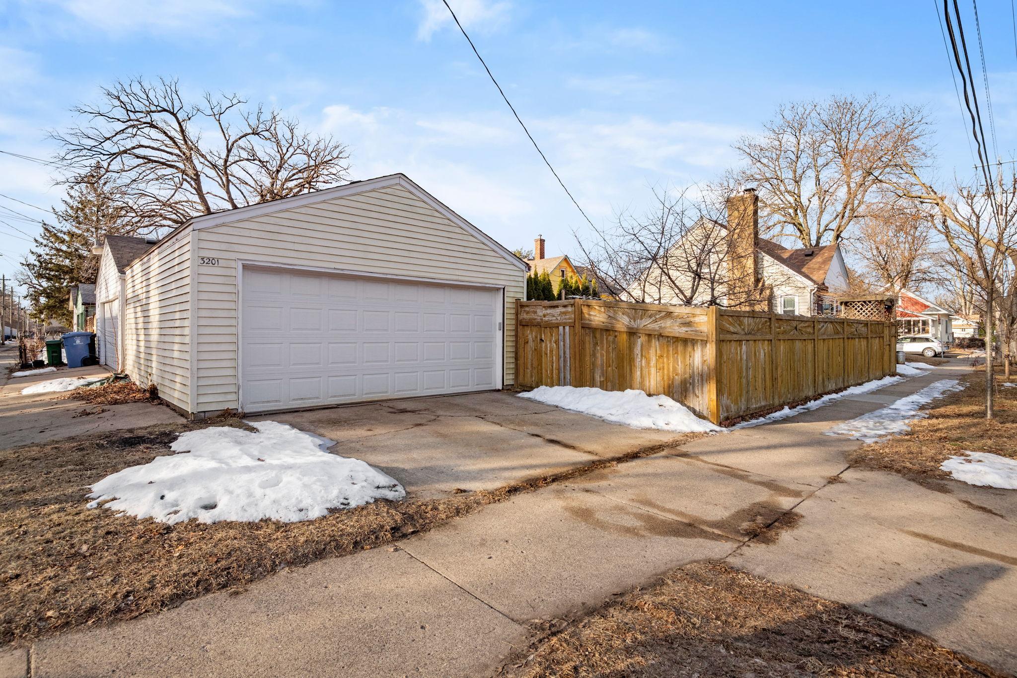 7-web-or-mls-3201 41st Ave S -7.jpg