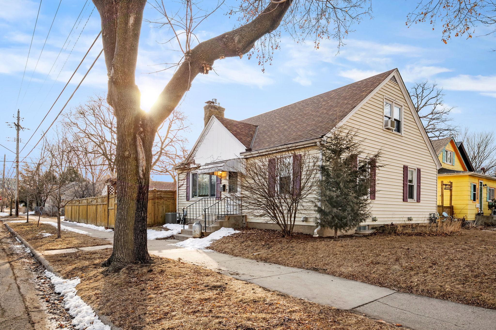2-web-or-mls-3201 41st Ave S -2.jpg