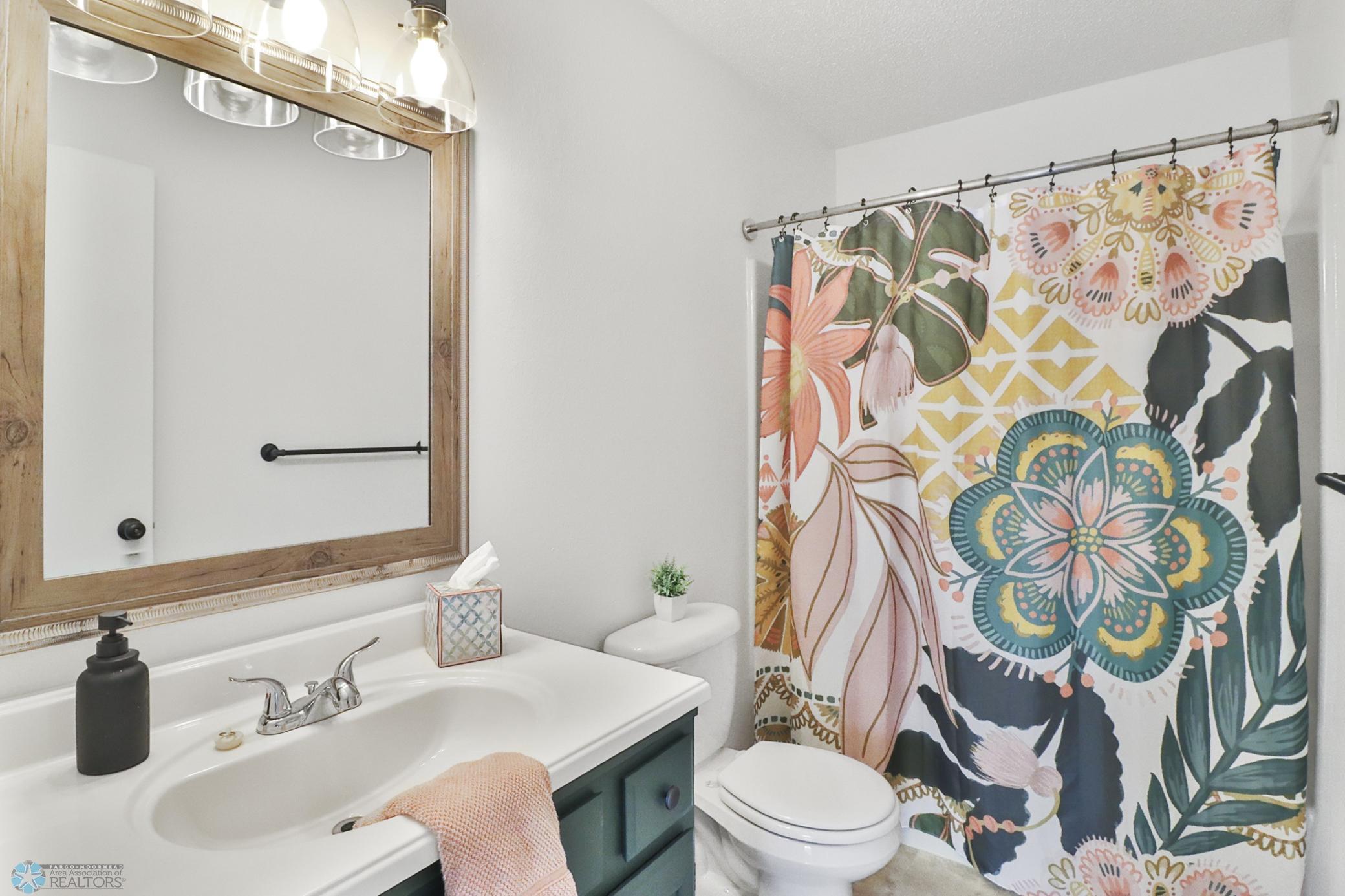 Bathroom1_1.JPG