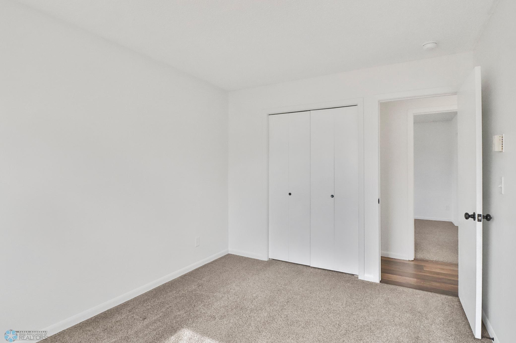 Bedroom1_2.JPG