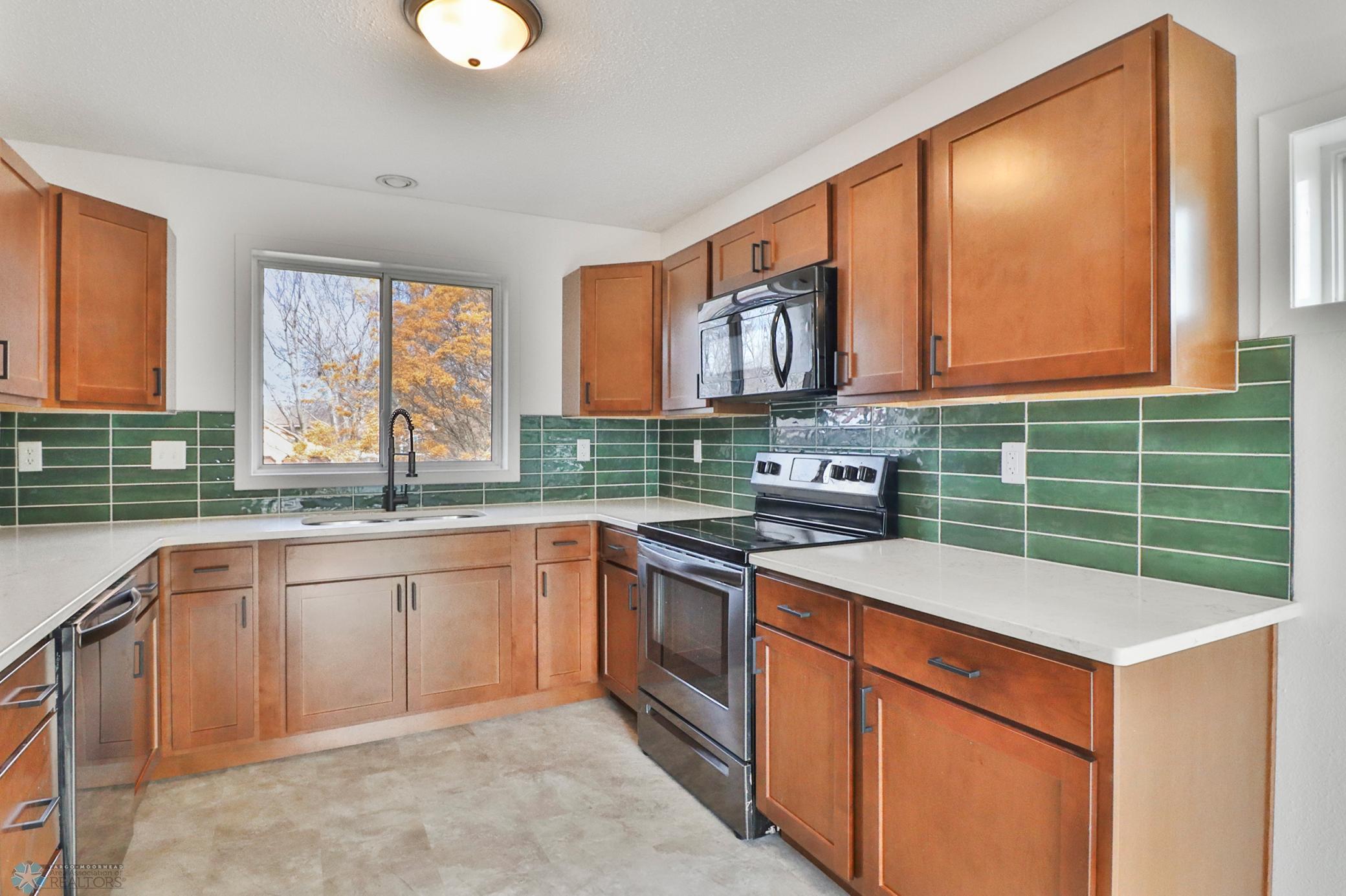 Kitchen1_2.JPG