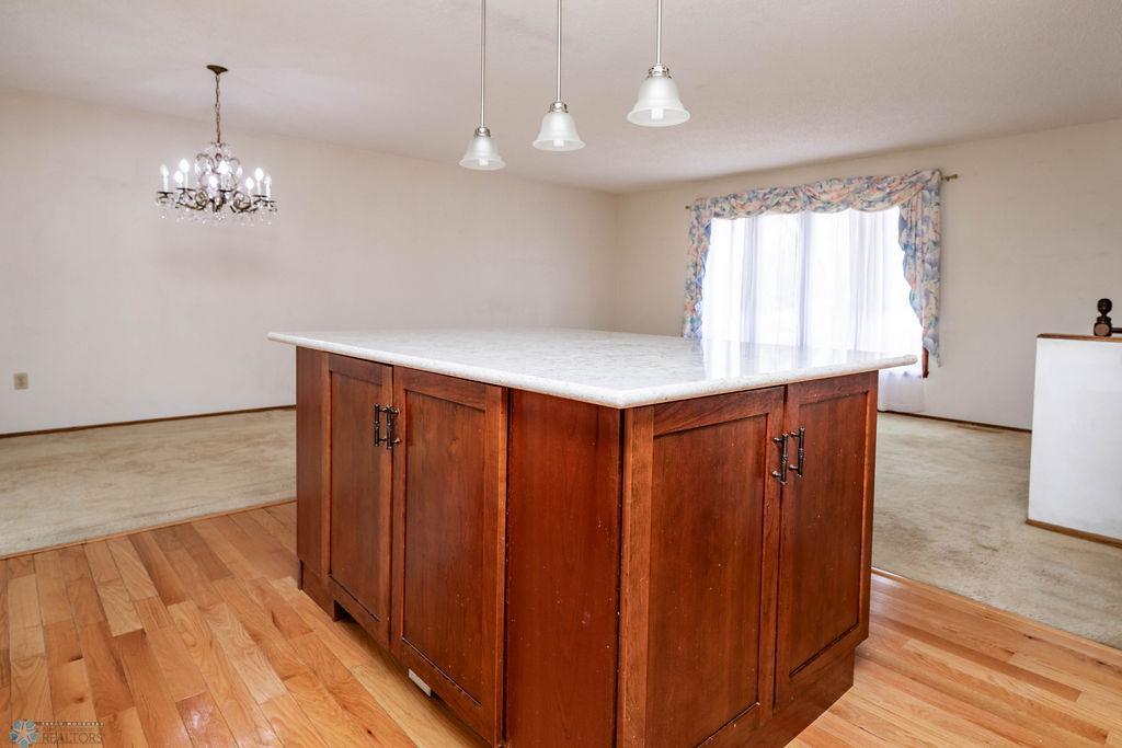 Spacious Island w Granite