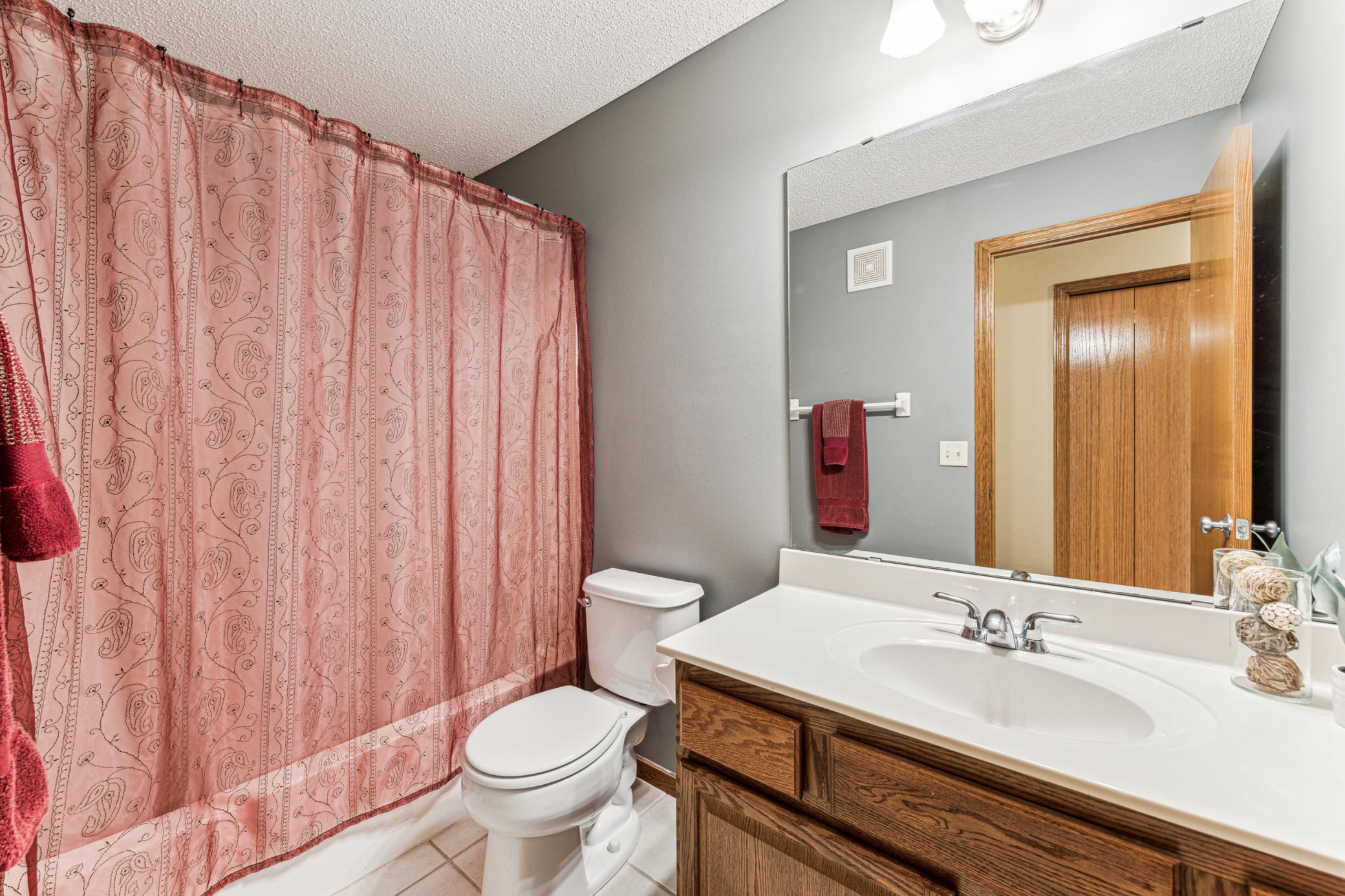 Upper level full bath.
