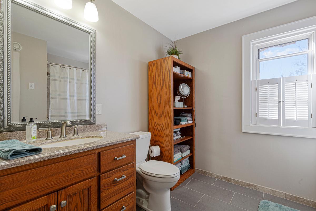 33 Bathroom.jpg