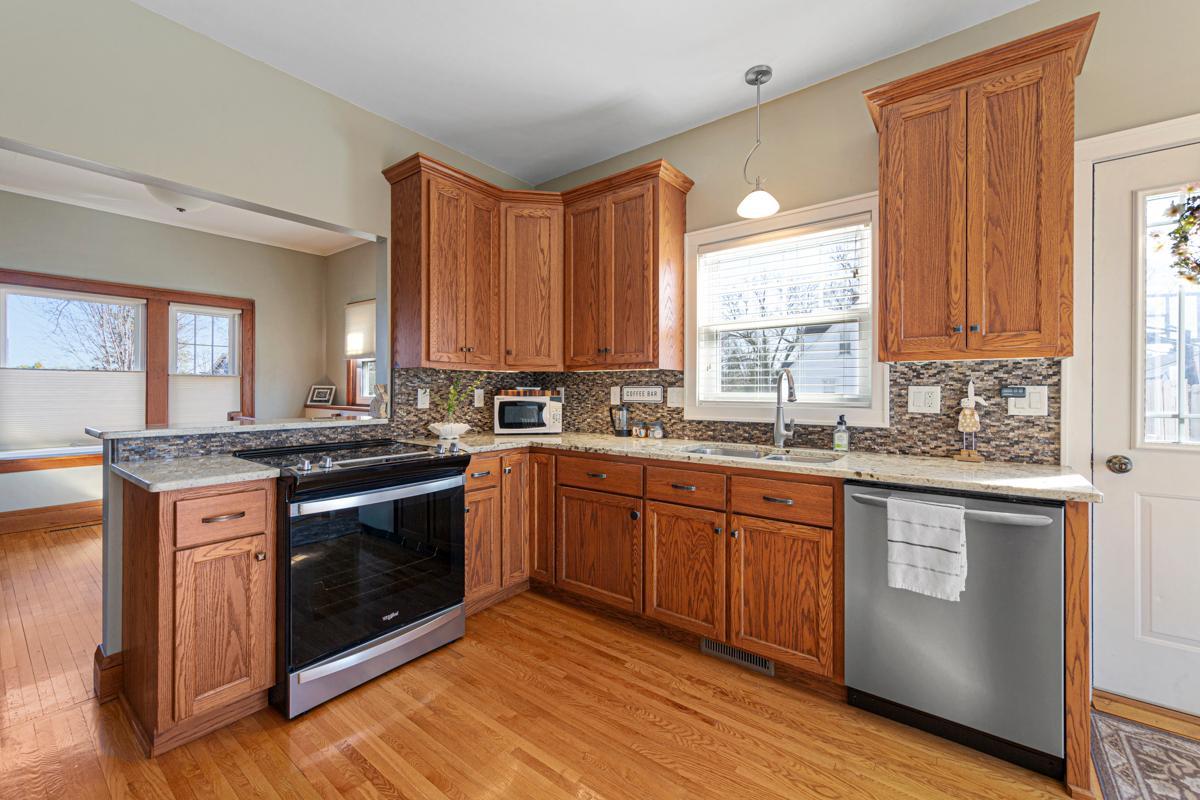 27 Kitchen.jpg
