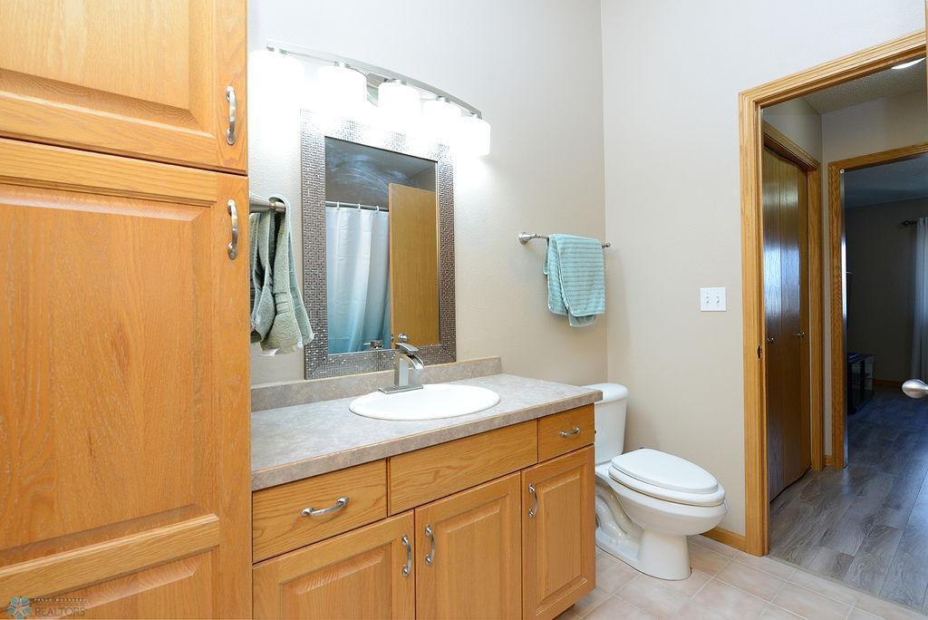 Hollywood full bath