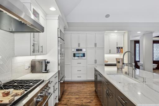 8700 Sherwood Bluff, Eden Prairie, MN 55347