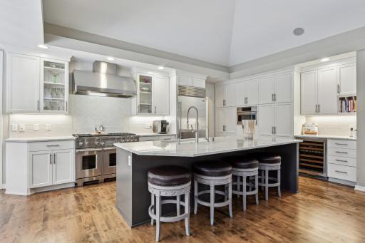 8700 Sherwood Bluff, Eden Prairie, MN 55347