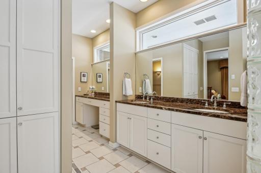 8700 Sherwood Bluff, Eden Prairie, MN 55347