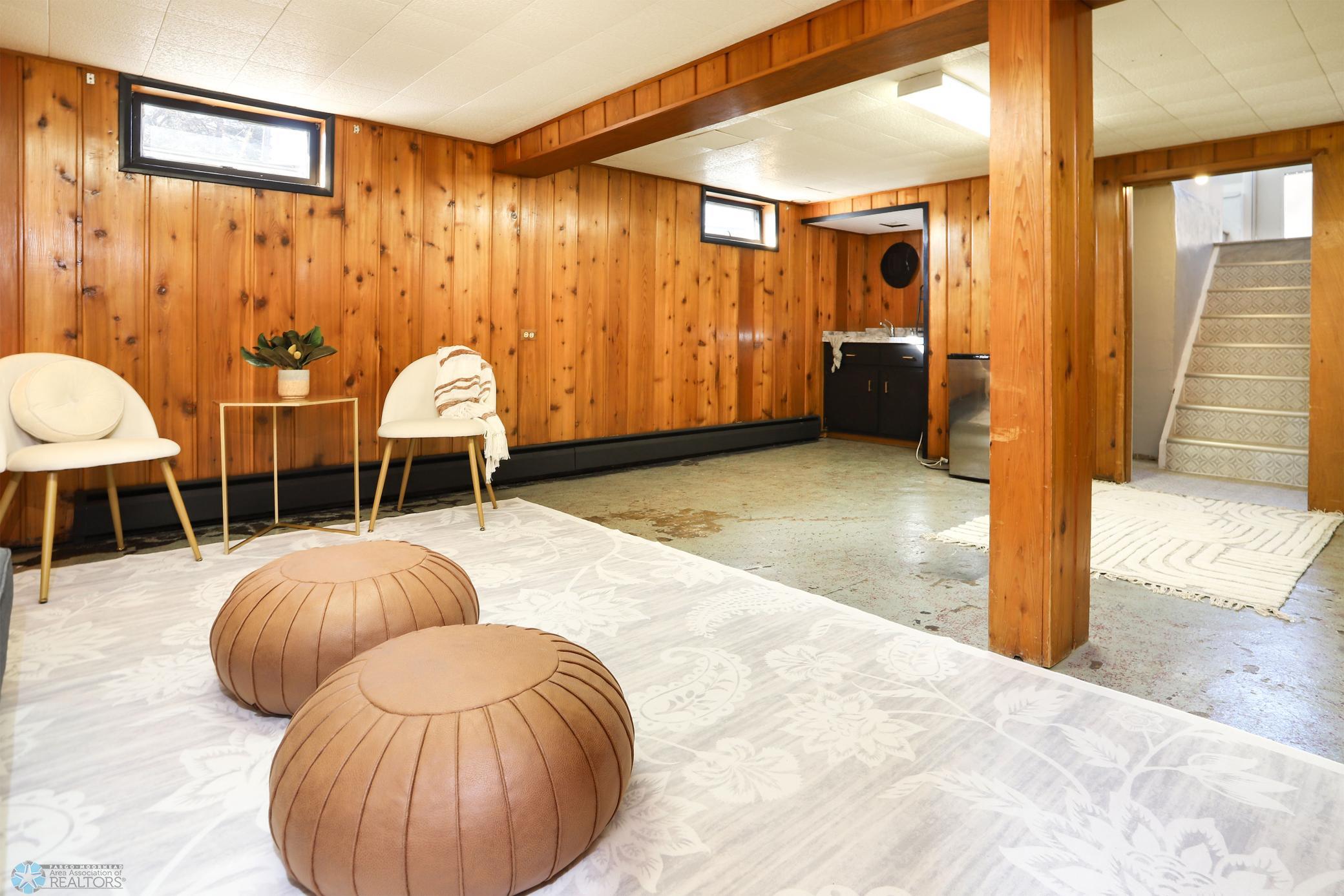 Basement family room w/wet bar