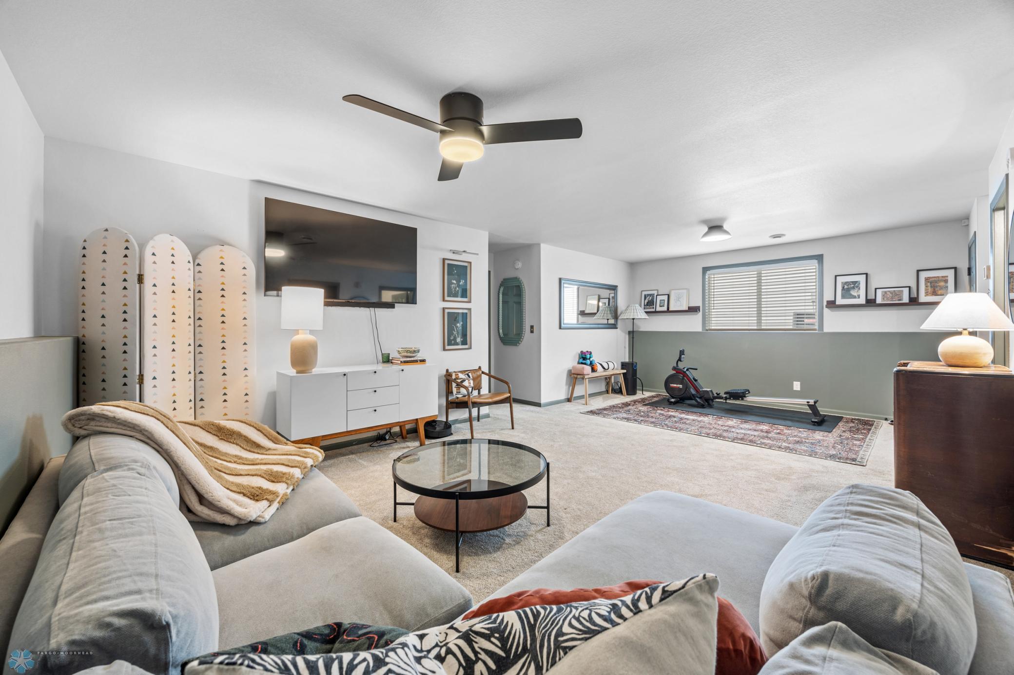 Family room w/flex space!