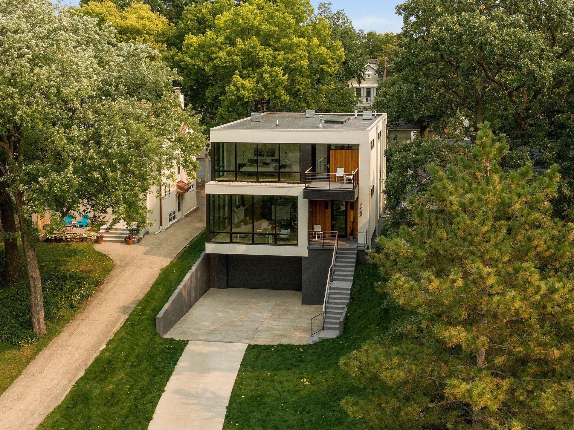 Sleek. Sophisticated. Seamlessly lakeside.