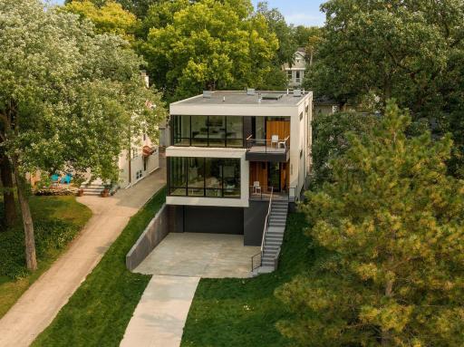 Sleek. Sophisticated. Seamlessly lakeside.