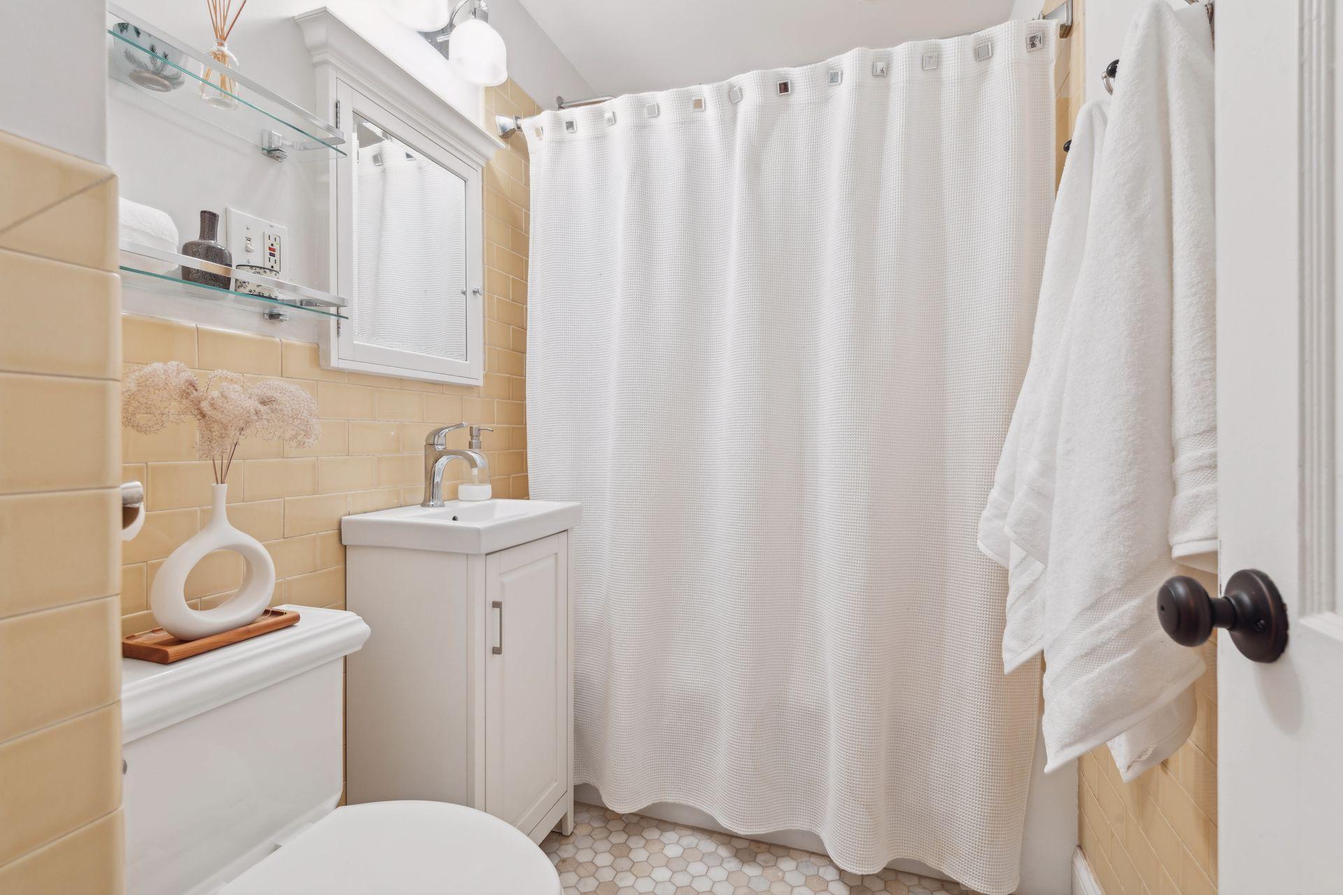 Main level full bath