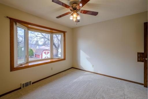 Flexible Bed/Dining room without staging. View from side of room abutting kitchen.