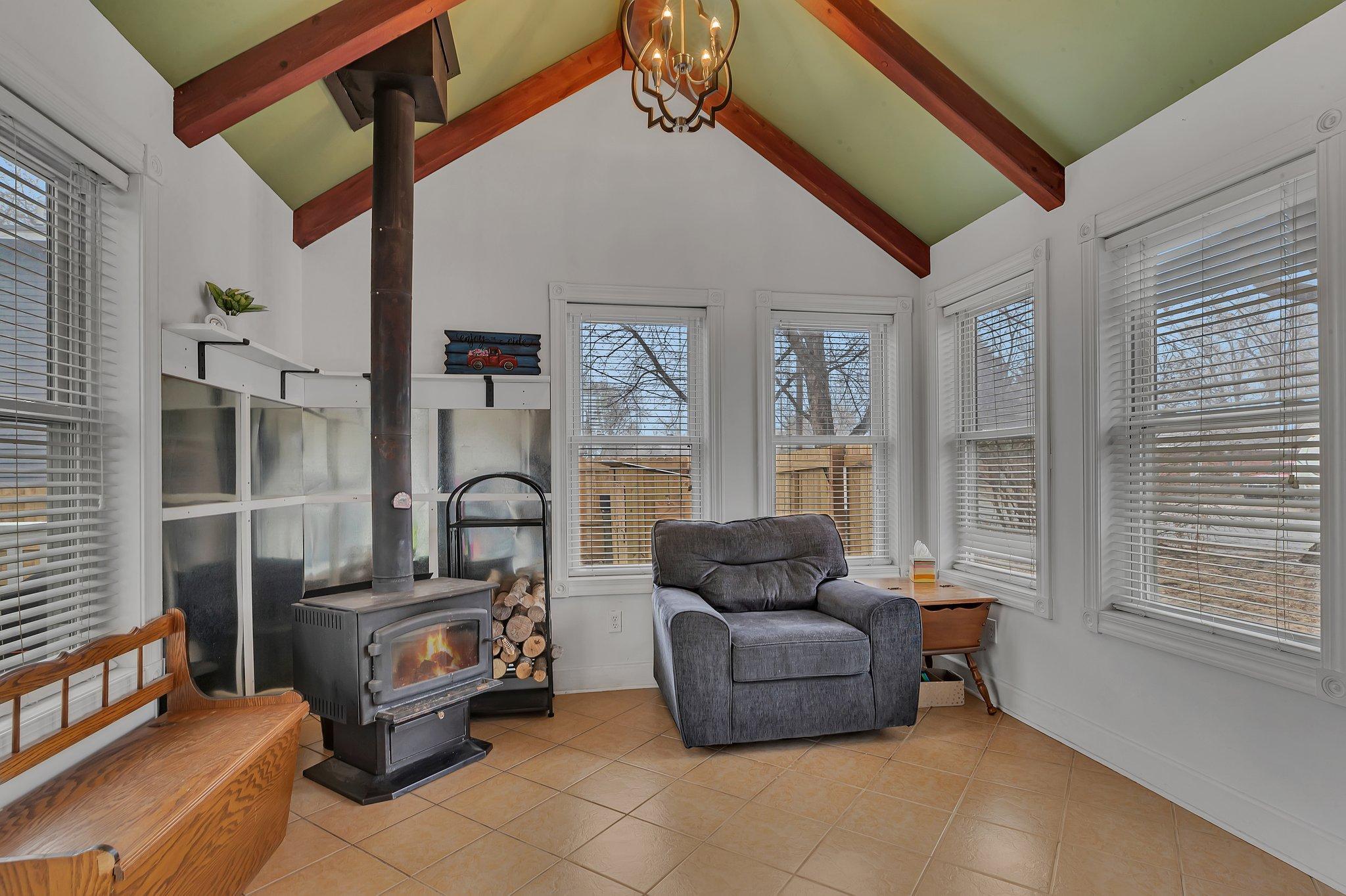 Incredble Den on Mai level with real wood burning fireplace