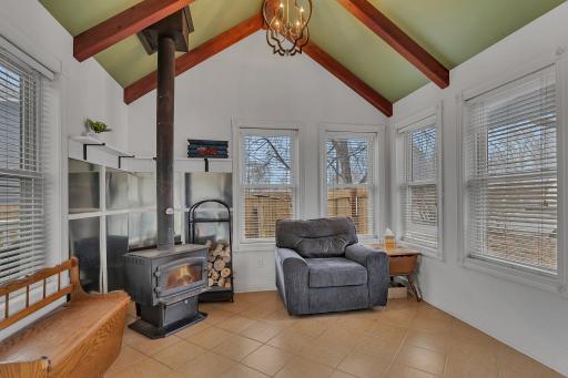 Incredble Den on Mai level with real wood burning fireplace