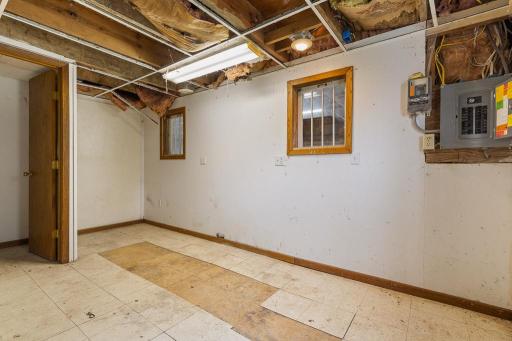2711 Lochland Hills Drive, Marshall, MN 56258