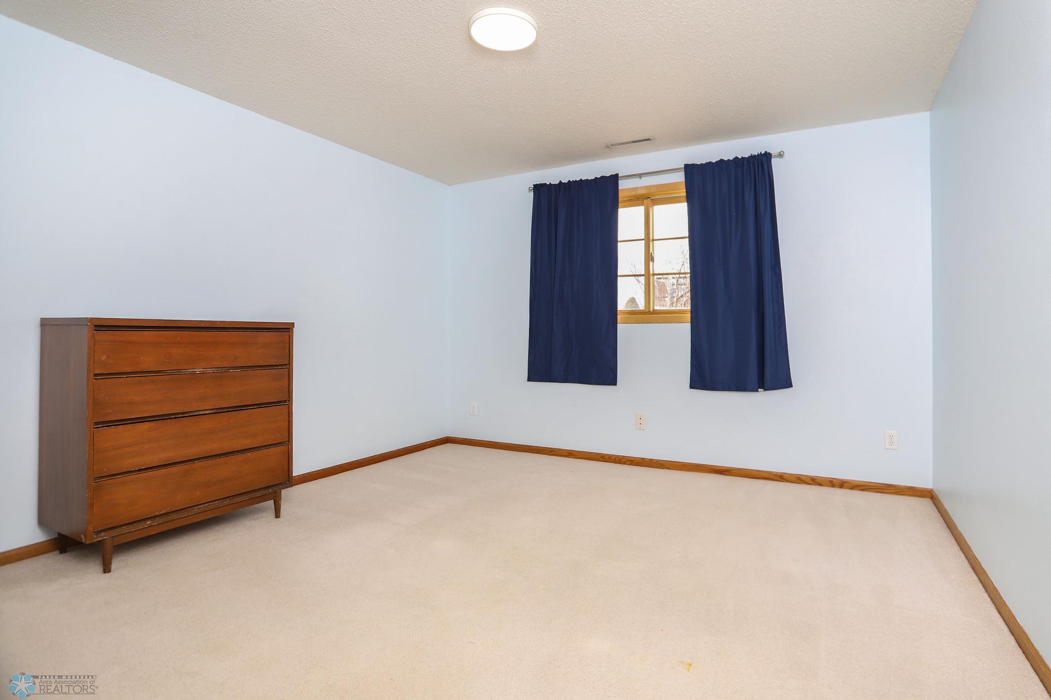 044 downstairs bed 1.jpg