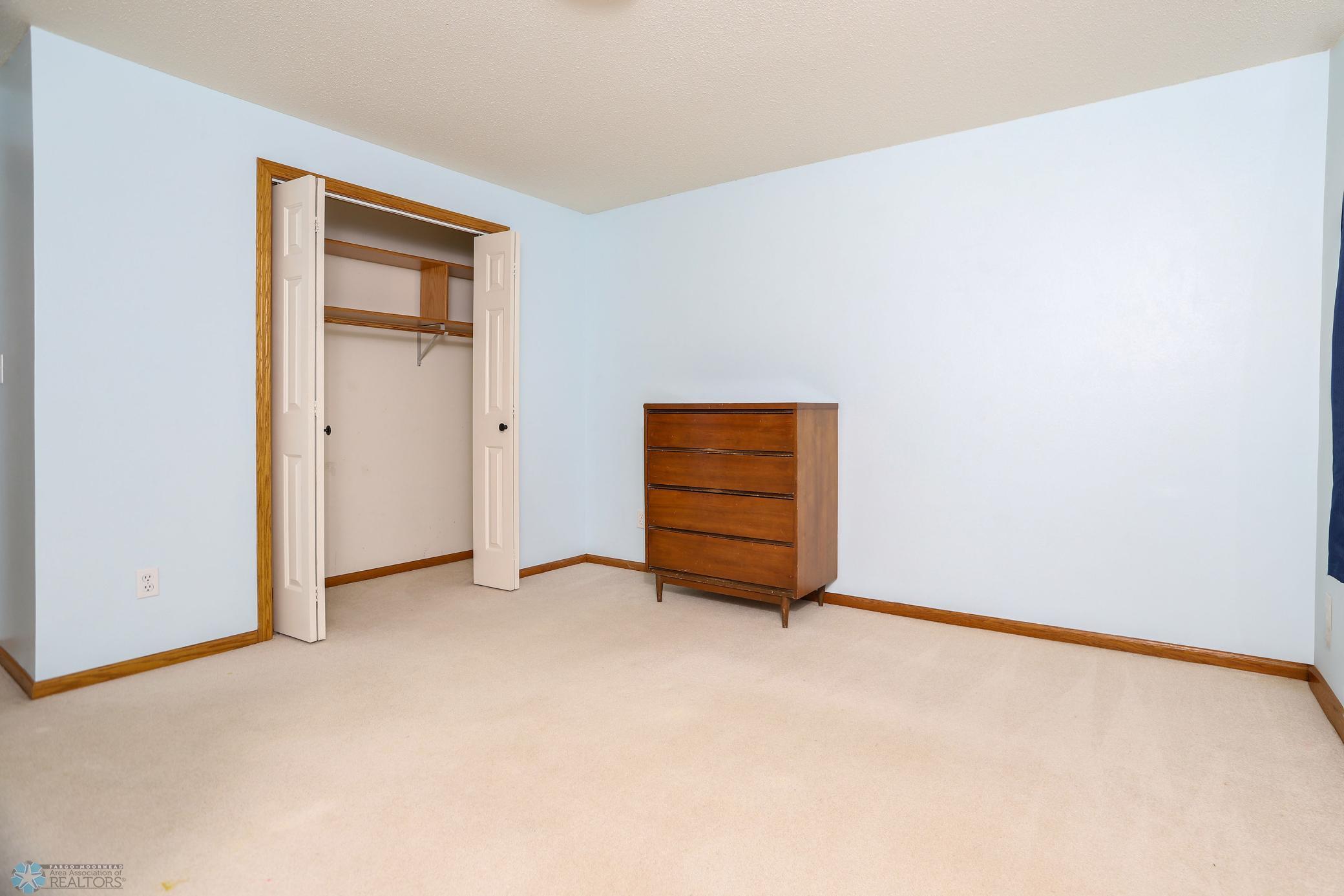 046 downstairs bed 1.jpg