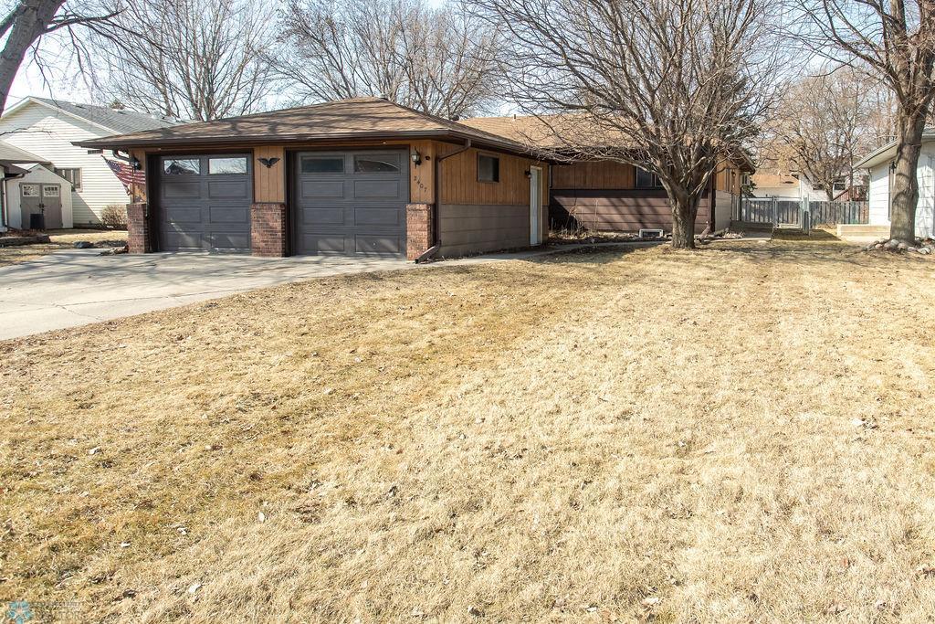 Property photo for 2407 Country Club Parkway, Moorhead, MN 56560