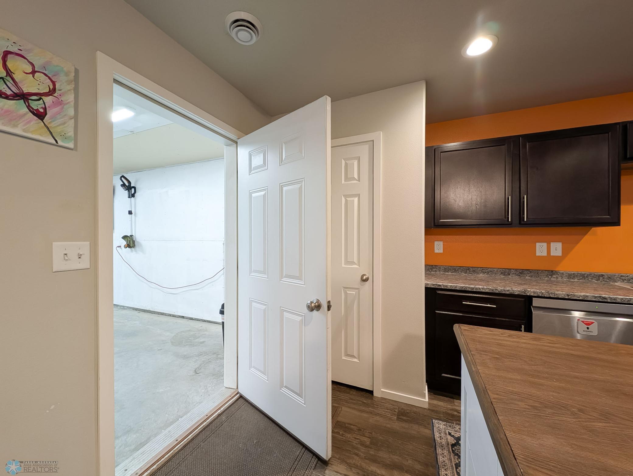 L2P037-203911757.jpg