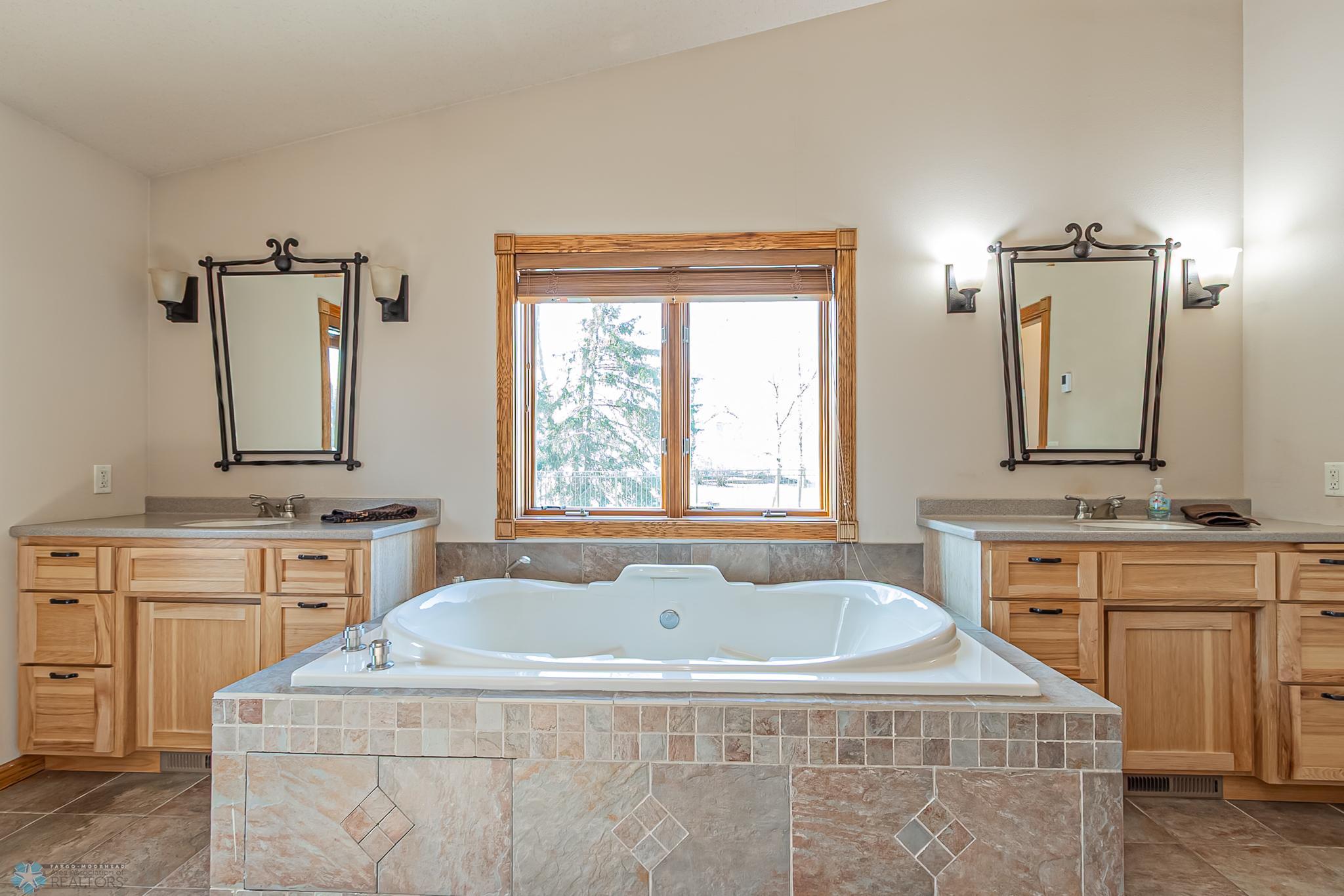 3809 Kensington Dr
West Fargo, ND,-12.jpg