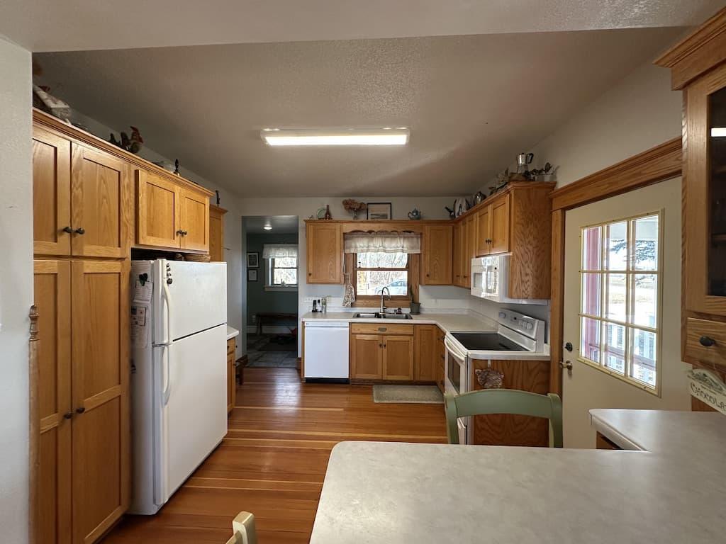Kitchen w/ Breakfast Bar