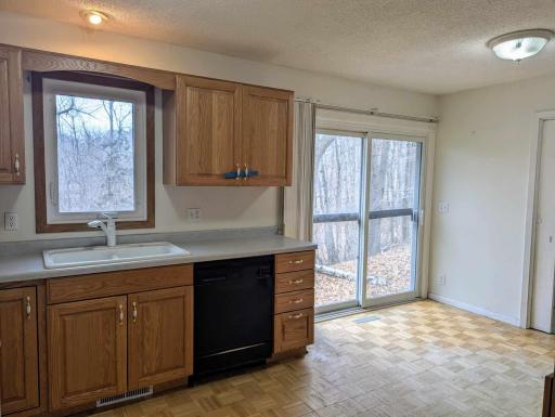 Kitchen - all appliances stay