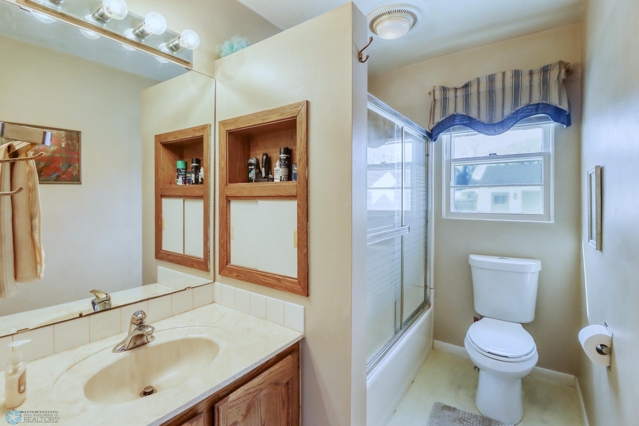 Bathroom1_0.JPG